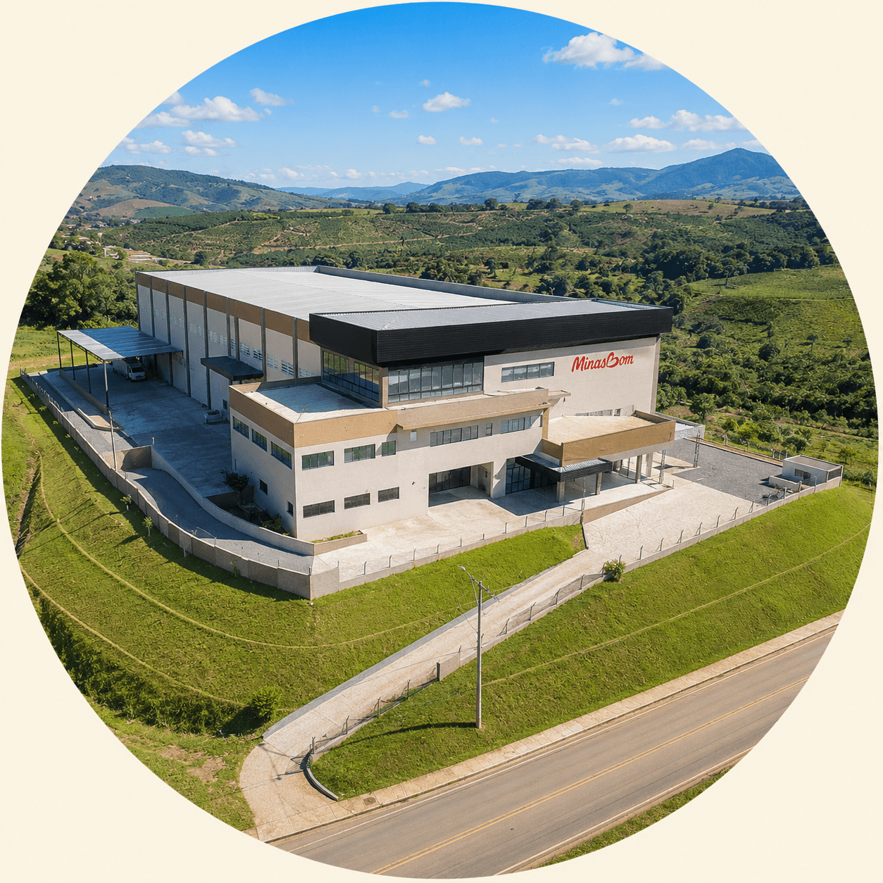 Vista aérea da fábrica MinasBom entre as montanhas